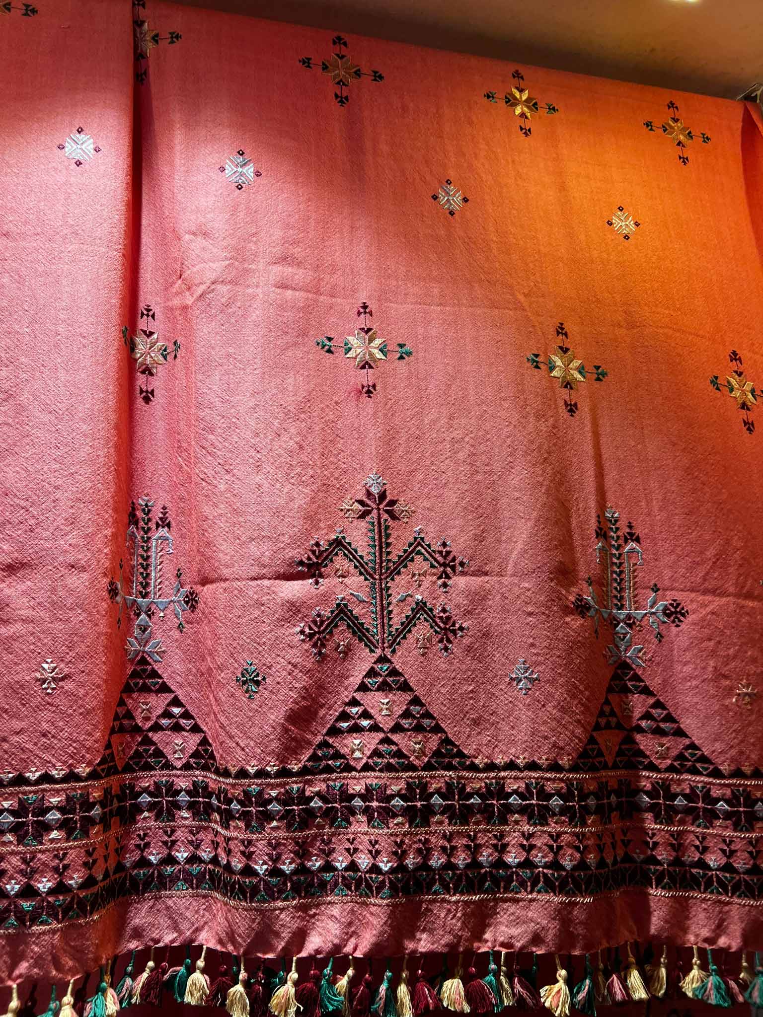 La broderie indienne du Gujarat : un héritage vivant de passion et d'excellence