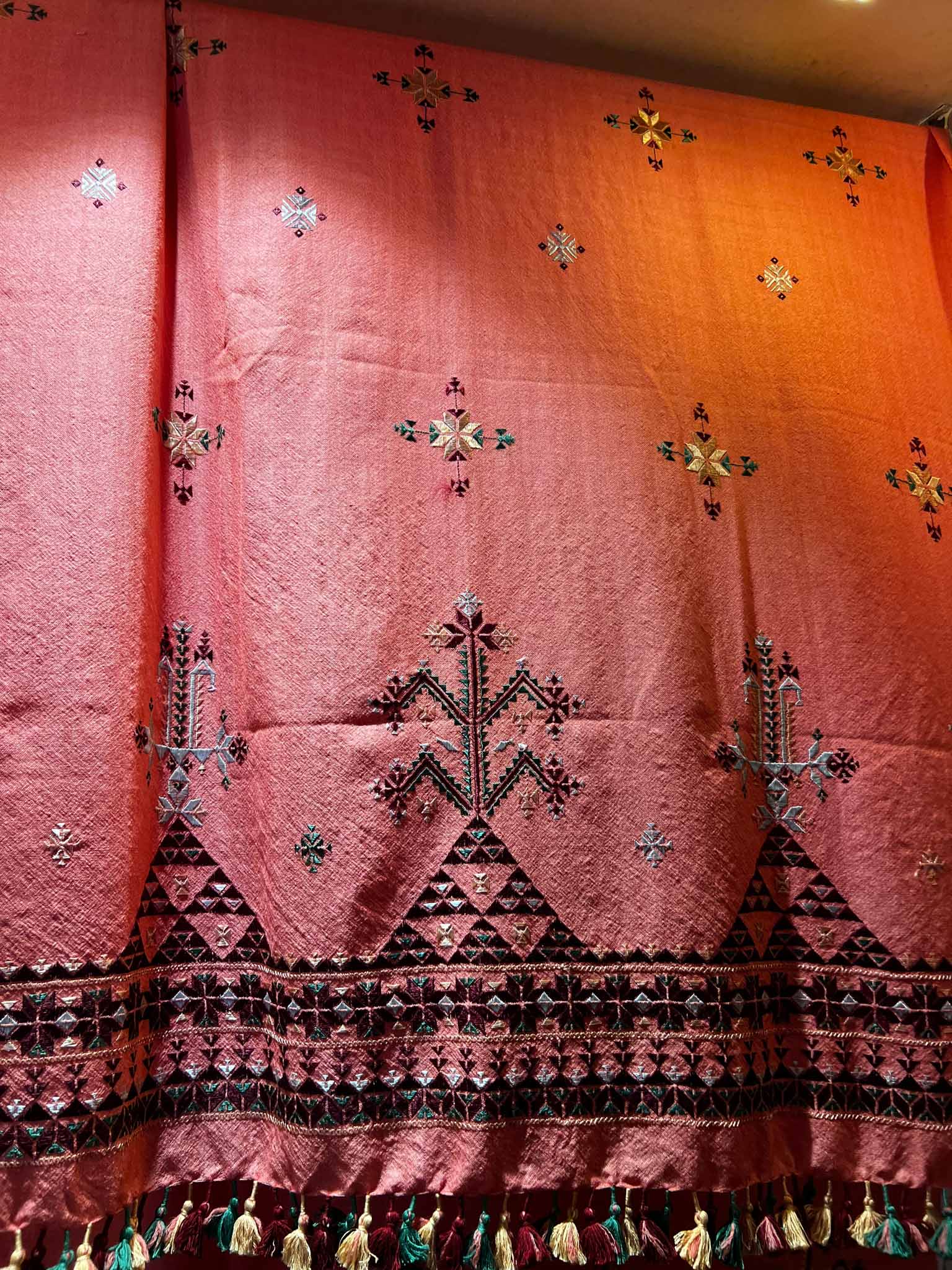 La broderie indienne du Gujarat : passion et excellence