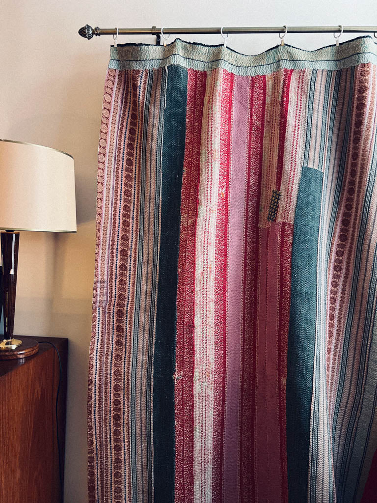 kantha indien fait à partir de saris vintage servant ici de rideau pour masquer une porte