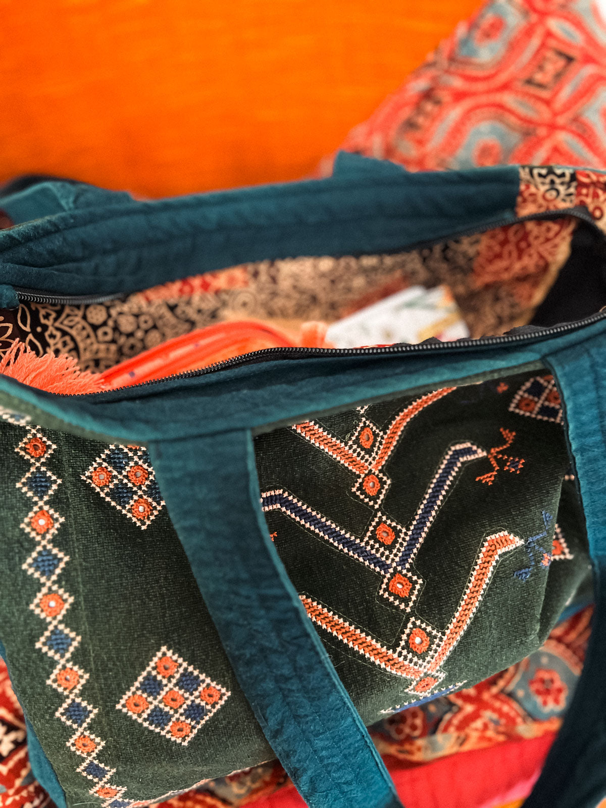 La broderie indienne du Gujarat : passion et excellence