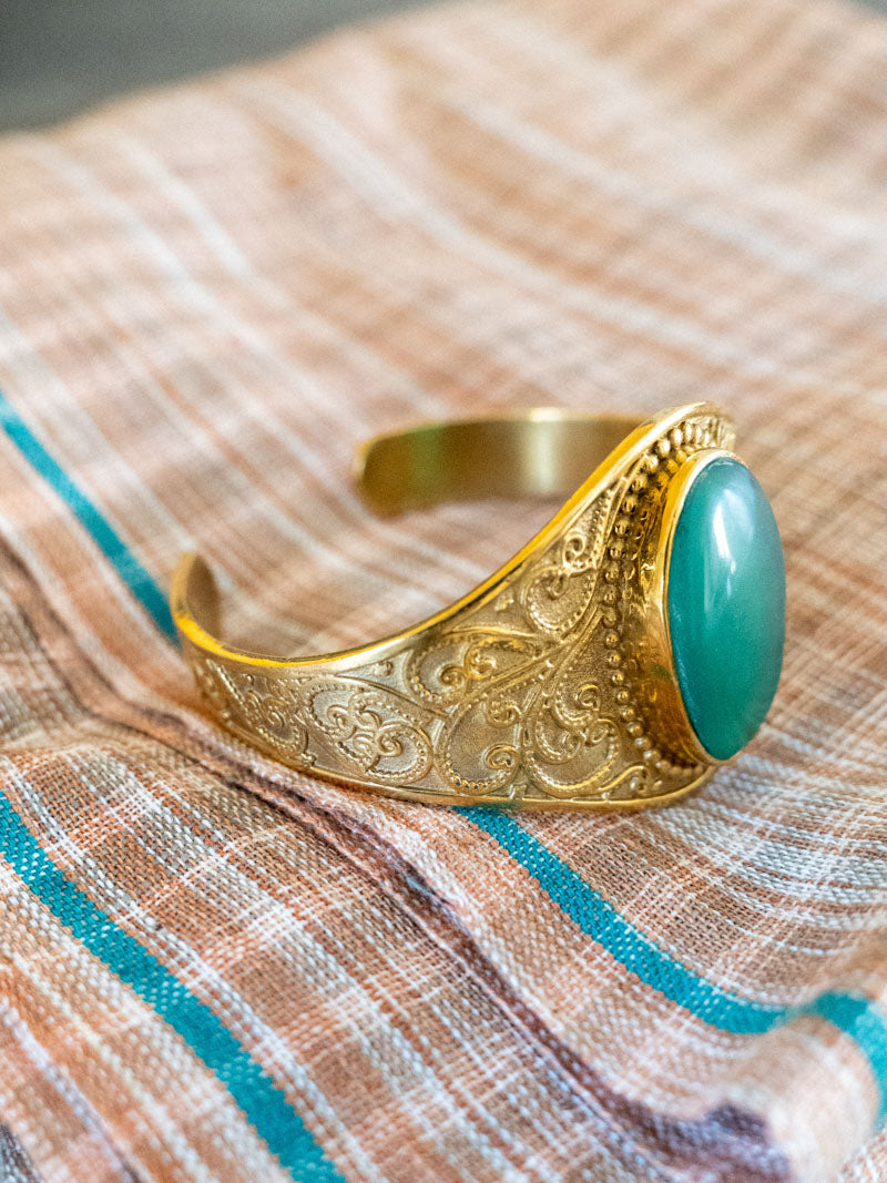 DEVI Armband – Vergoldetes Messing &amp; natürlicher grüner Onyx | Indischer handgefertigter Schmuck