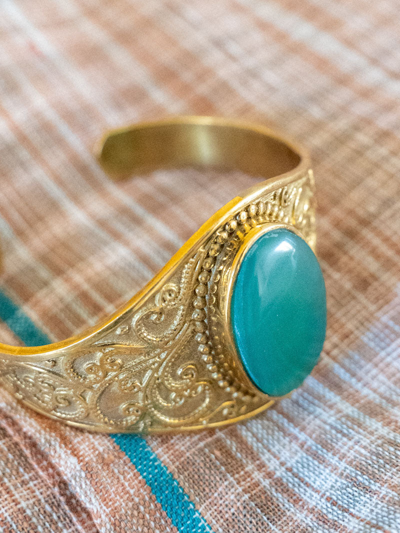 DEVI Armband – Vergoldetes Messing &amp; natürlicher grüner Onyx | Indischer handgefertigter Schmuck