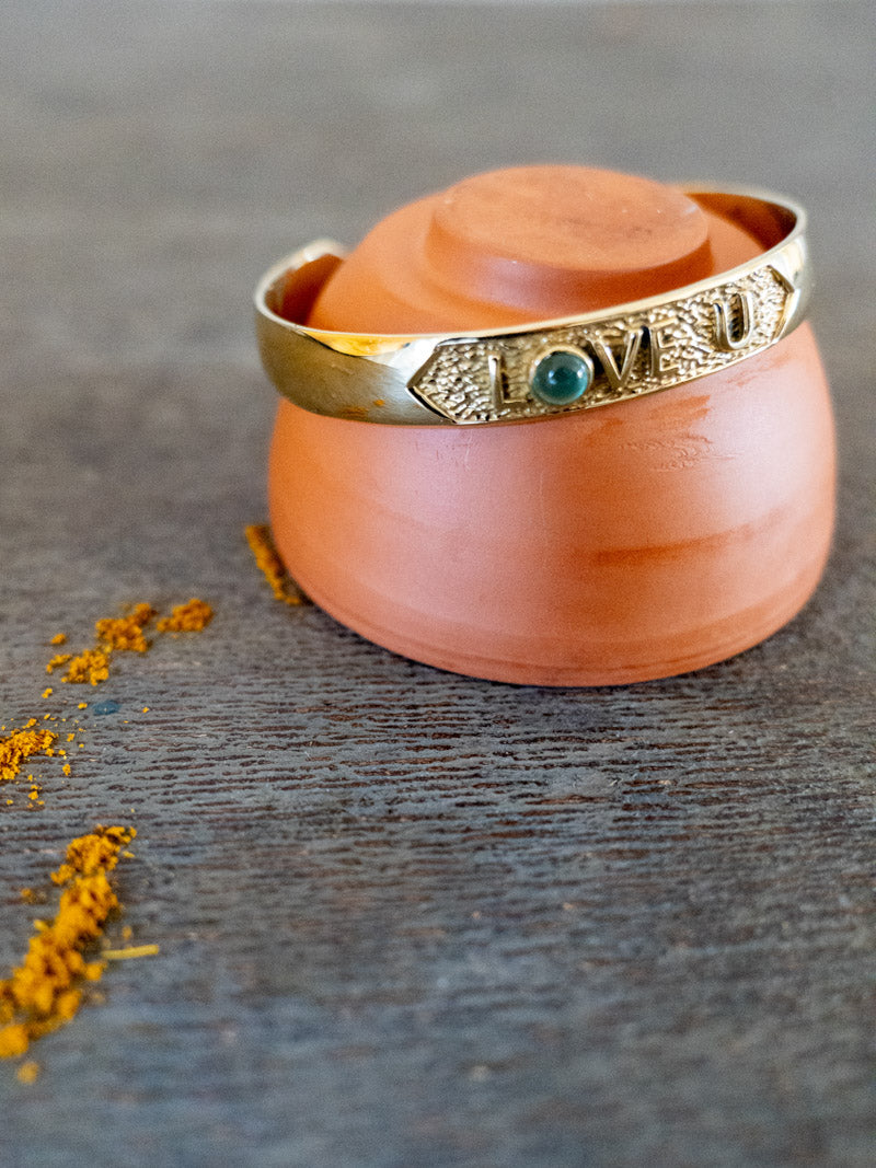 LOVE U Armband – Vergoldetes Messing &amp; Grüner Onyx | Herzchakra-Energie – Indische Handarbeit