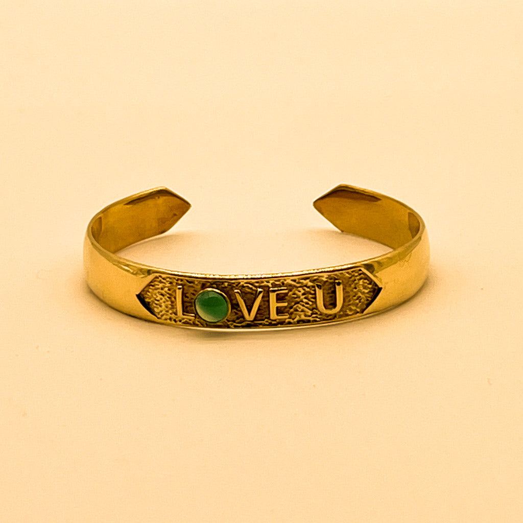Bracelet Love U en laiton doré avec onyx vert – bijou artisanal indien