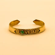 Bracelet Love U en laiton doré avec onyx vert – bijou artisanal indien