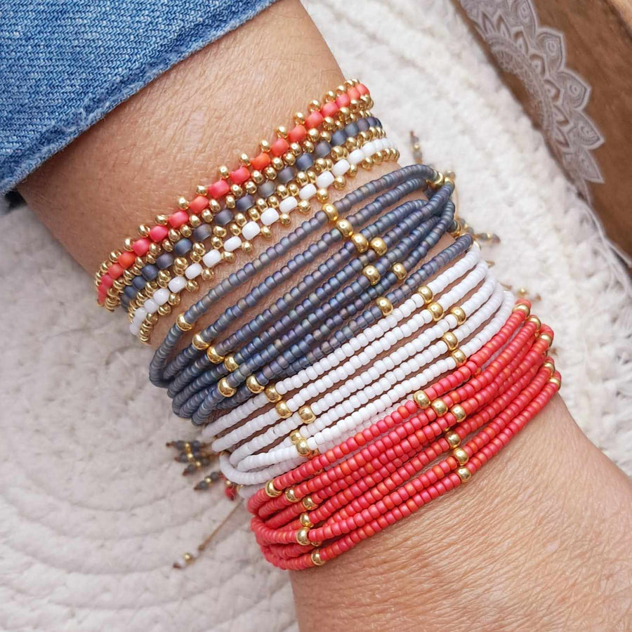 Manchette de 3 bracelets Zelaka 7 rangs et 3 bracelets Kaya en Gris, blanc et Corail