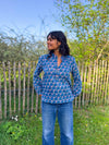 blouse indienne bleue à fleurs imprimée au bloc de bois