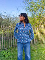 blouse indienne bleue à fleurs imprimée au bloc de bois